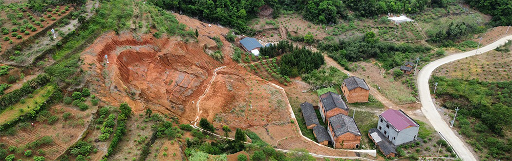 以RTU及高精度GNSS接收機為核心，結合多種傳感器，搭建完成完善的地質災害自動化監測系統